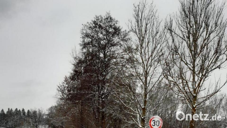 Mildes Wetter sorgt für Überschwemmungen. Auch die Straße zur Kahrmühle ist davon betroffen. Bild: mng
