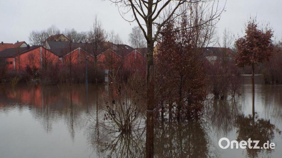 Das Gelände hinter dem Kümmersbrucker Netto-Markt wurde zum See. Bild: Klaus Högl