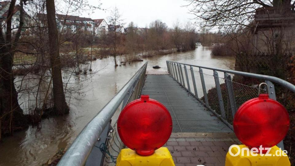 In Kümmersbruck musste der Zugang zu den Vilsauen von der Vilstalstraße aus gegenüber der Apotheke gesperrt werden. Der Steg führt normal auf einen Fußweg. Bild: Klaus Högl