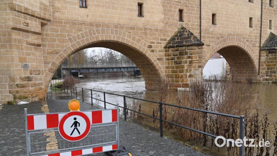 Für vier Stunden erreichte die Vils am Samstag die zweite von vier Hochwasser-Meldestufen. Danach sank der Pegel wieder. Wie hier an der Stadtbrille. Bild: Gerhard Franz