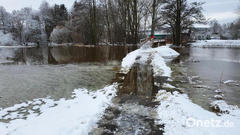 Gerade noch begehbar war am Samstag der Holzsteg von der Neualbenreuther Straße zur Stegwiesenstraße. Bild: hmr