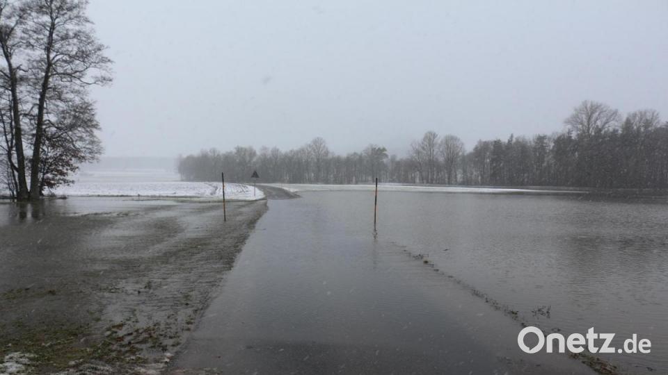 Das Tauwetter der letzten Tage sorgt für Hochwasser in der Haidenaab. Die Straße von Mühlhof nach Weha wurde deshalb an zwei Stellen überschwemmt. Bild: rpp