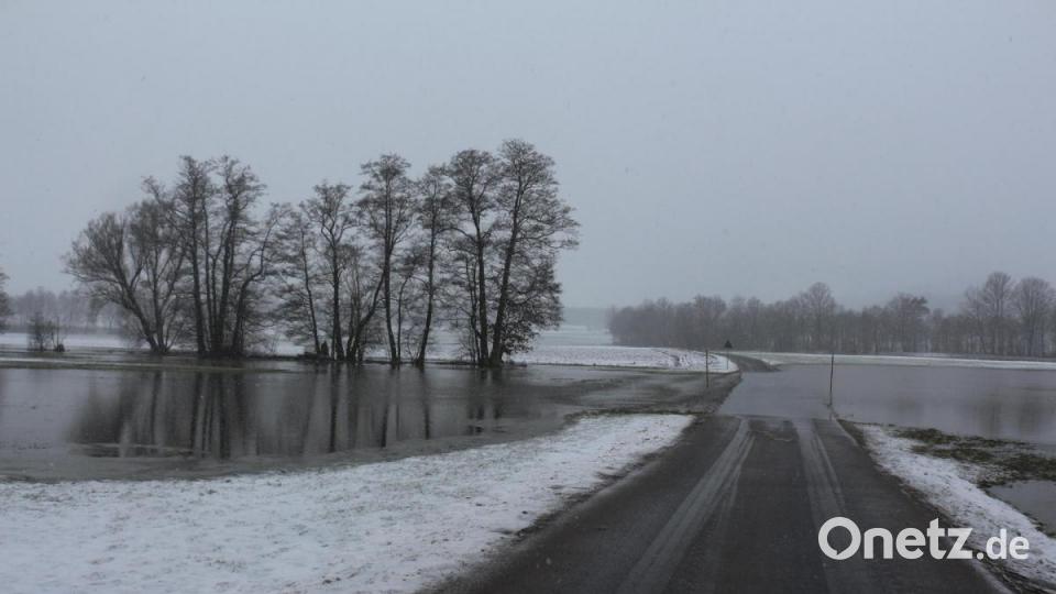 Das Tauwetter der letzten Tage sorgt für Hochwasser in der Haidenaab. Die Straße von Mühlhof nach Weha wurde deshalb an zwei Stellen überschwemmt. Bild: rpp