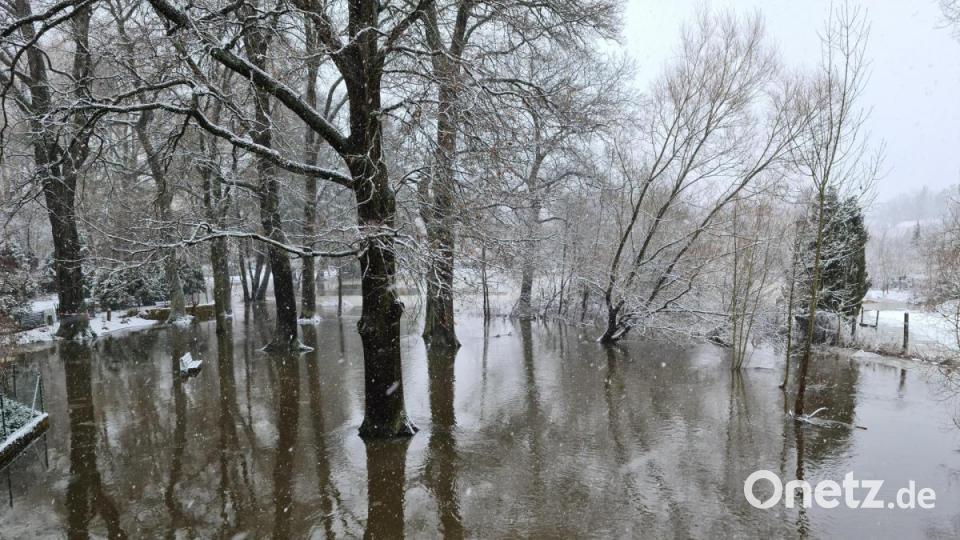 Von der Stichnbruck ist das Hochwasser gut zu beobachten. Bild: sne