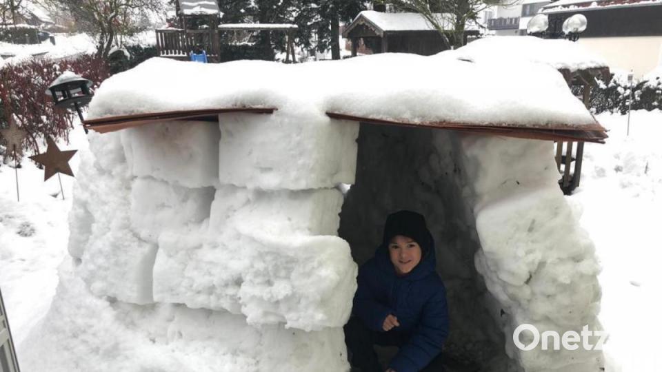 Diese Schneeburg schützt sogar von Einflüssen von oben. Bild: Grundschule Kulmain/exb