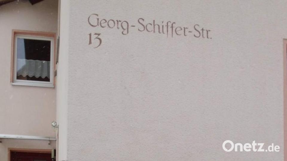 Die Georg-Schiffer-Straße ist ab dem „Klinger-Eck“ bis zum Ortsende in Richtung Schnaittenbach identisch mit der B 14. Da diese früher durch die Innenstadt führte, heißt auch der Abschnitt Klinger- bis zum Apothekereck Georg-Schiffer Straße. Im Bild (von links): Bürgermeister Hermann Falk, Stadtheimatpfleger Sepp Strobl (25 Jahre als Schmied bei AKW beschäftigt) und 3. Bürgermeister Hermann Gebhard (seit 1986 bei AKW beschäftigt). Bild: u