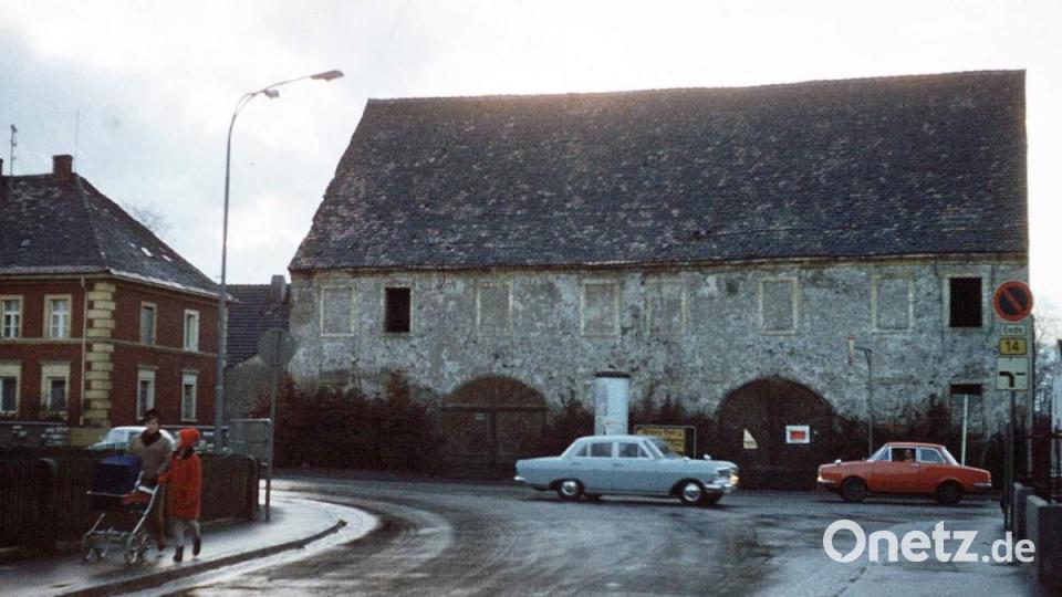 Auf Höhe des am 25. November 1968 abgebrochenen Höflerstadels an der Ecke Nürnberger-/Kolpingstraße befand sich in Hirschau das Kassenhäuschen des Pflasterzolleintreibers Thomas Luber. Ganz in der Nähe ist Georg Schiffer am 28. Januar 1931 tödlich verunglückt. Bild: u