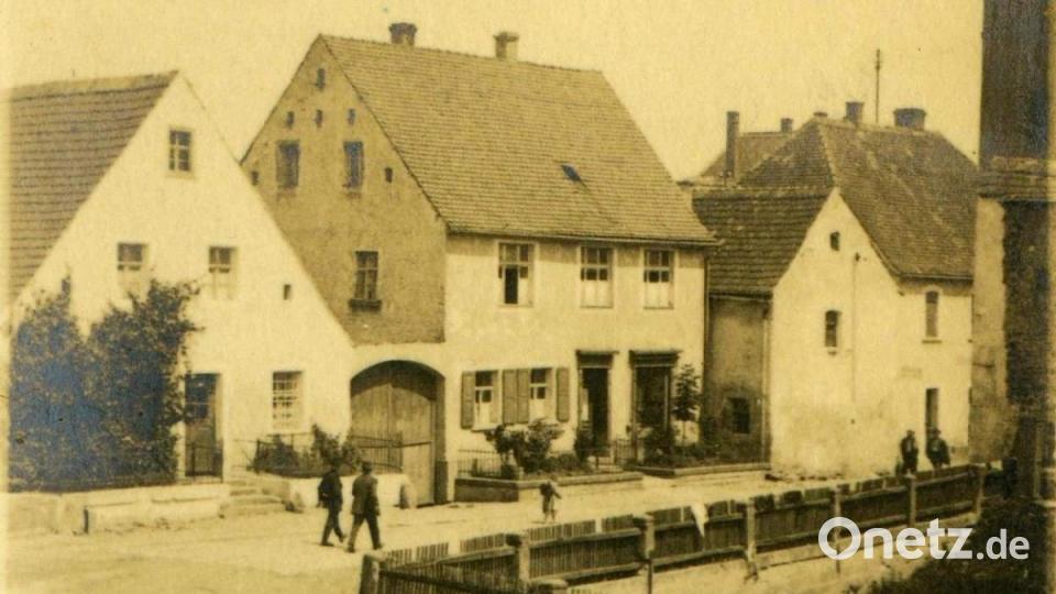 Schräg gegenüber dem Anwesen Pfab (1. Gebäude links) stand das Kassenhäuschen des Pflasterzolleintreibers Luber, bei dem der Knecht zahlte, während sein Pferd alleine weiter ging. Nach gut 100 Metern kam es in der Nürnberger Straße zu dem für Georg Schiffer (mit Spazierstock) tödlichen Unfall. Zur Orientierung: Mittleres Gebäude = Kaufhaus Geiß/heute Physiotherapie Stenger, rechts daneben: Frisörladen Staudigl und Bäckerei Schneider, heute Heuberger. Repro: u
