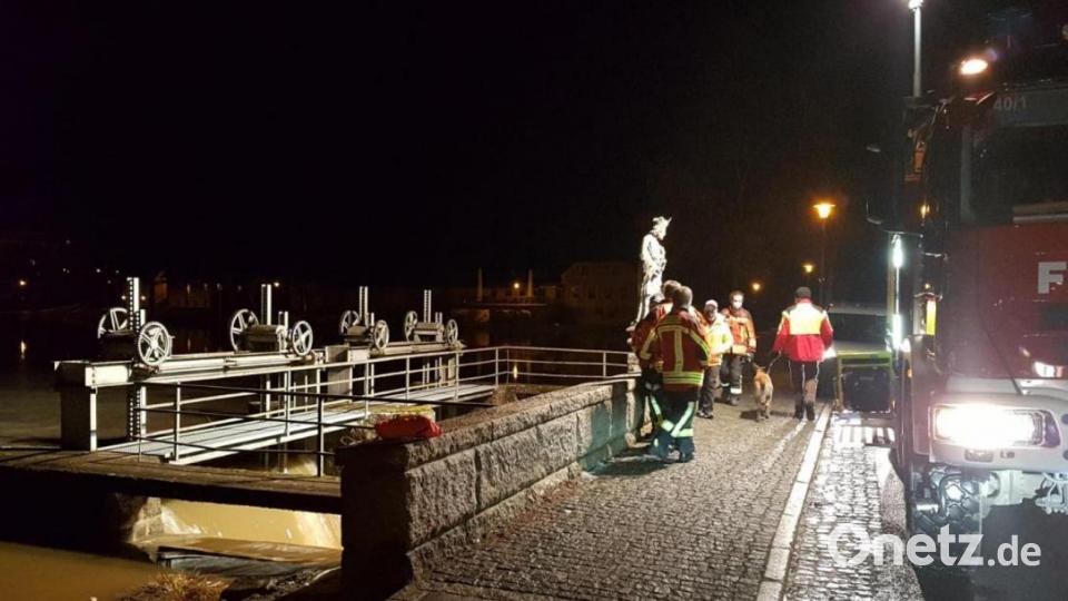 Das Wehr des Kemnather Stadtweihers und damit den Wasserstand im Stadtweiher kontrollierten die Einsatzkräfte der Feuerwehr Kemnath und der Bauhofleiter am Mittwochabend. Bild: mde