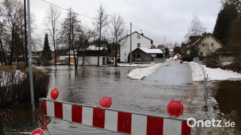 Die Brücke beim Witzlasreuther Weg musste gesperrt werden. Das Wasser machte sie unpassierbar. Bild: soj