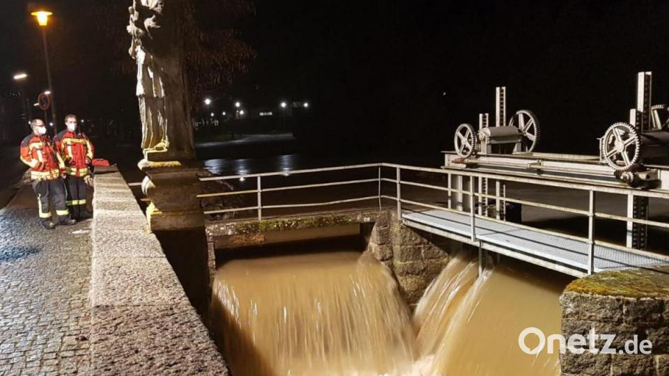 Das Wehr des Kemnather Stadtweihers und damit den Wasserstand im Stadtweiher kontrollierten die Einsatzkräfte der Feuerwehr Kemnath und der Bauhofleiter am Mittwochabend. Bild: mde