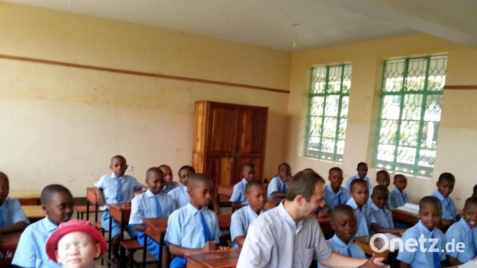 Pfarrer Martin Rupprecht besucht in Afrika verschiedene Klassen und versteht sich bestens mit den Kindern. Archivbild: gz