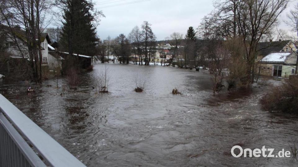 Das Wasser der Fichtelnaab trat in Ebnath am Donnerstagmorgen über das Ufer. Bild: soj