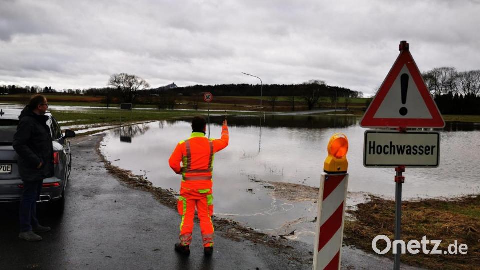 Bürgermeister Roman Schäffler (links) und Bauhofleiter Peter Wolf machten sich am Donnerstagmittag ein Bild von der Lage. Bei einem Ortstermin in der wegen Überflutung teilgesperrten Hammergrabenstraße erörterten beide die Lage und Situation. Bild: mde