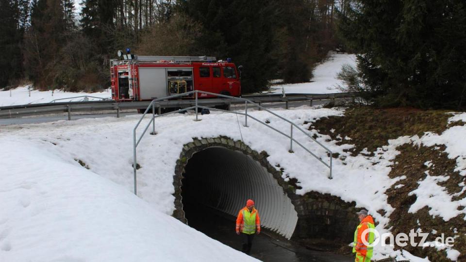 Der Durchlass beim Radweg Richtung Grünlas stand unter Wasser. Bauhofmitarbeiter der Gemeinde Ebnath pumpten mit Hilfe eines Feuerwehrfahrzeugs die Wassermassen ab. Bild: soj