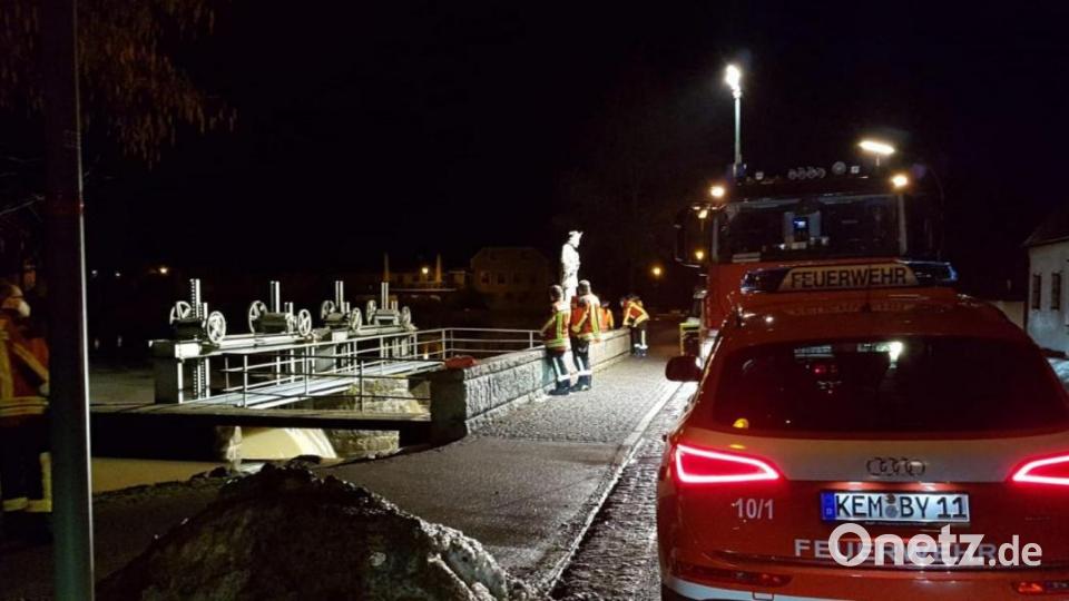 Das Wehr des Kemnather Stadtweihers und damit den Wasserstand im Stadtweiher kontrollierten die Einsatzkräfte der Feuerwehr Kemnath und der Bauhofleiter am Mittwochabend. Bild: mde