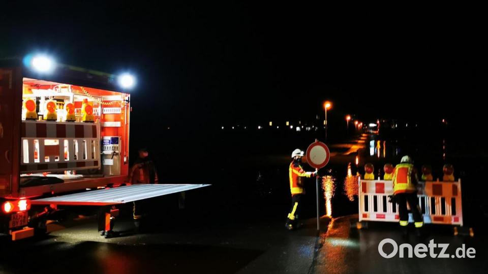 Einsatzkräfte der Feuerwehr Kemnath sperrten am Mittwochabend gegen 19 Uhr den von der Überflutung betroffenen Teilbereich der Bürgermeister-Zetlmeisl-Straße. Die Polizei hatte diese dazu angefordert. Bild: mde