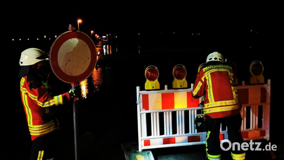 Einsatzkräfte der Feuerwehr Kemnath sperrten am Mittwochabend gegen 19 Uhr den von der Überflutung betroffenen Teilbereich der Bürgermeister-Zetlmeisl-Straße. Die Polizei hatte diese dazu angefordert. Bild: mde