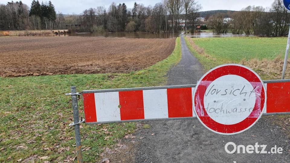 Ein Gesperrt-Schild steht an der Neualbenreuther Straße an der Einmündung zum Fußweg zur Stegwiesenstraße. Bild: hmr