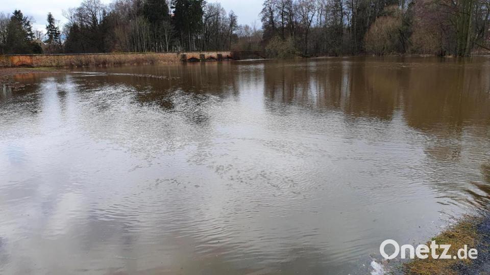 Der Holzsteg über die Wondreb war am Donnerstag nicht mehr passierbar. Bild: hmr