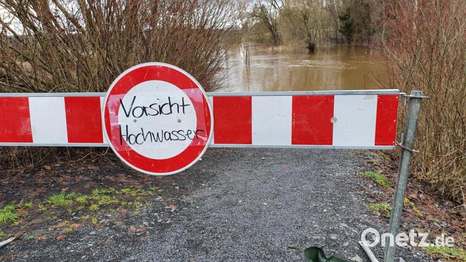 Ein Gesperrt-Schild steht an der Lämmerstraße beim Zugang zum Spazierweg an der Wondreb. Bild: hmr