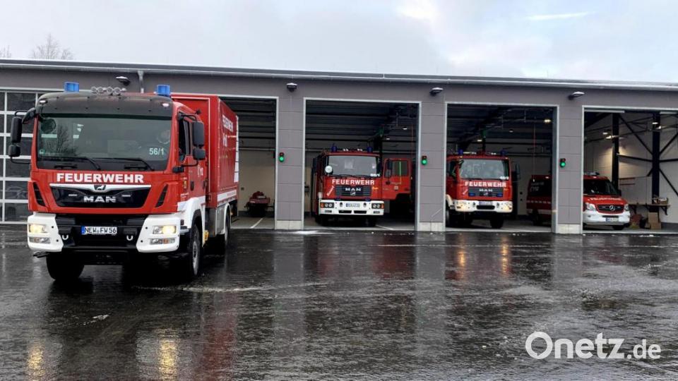 Vier der fünf Garagen des neuen Flosser Feuerwehrhauses werden von den Einsatzfahrzeugen besetzt. In der fünften Garage befinden sich die Anhänger und Equipment. Bild: omu