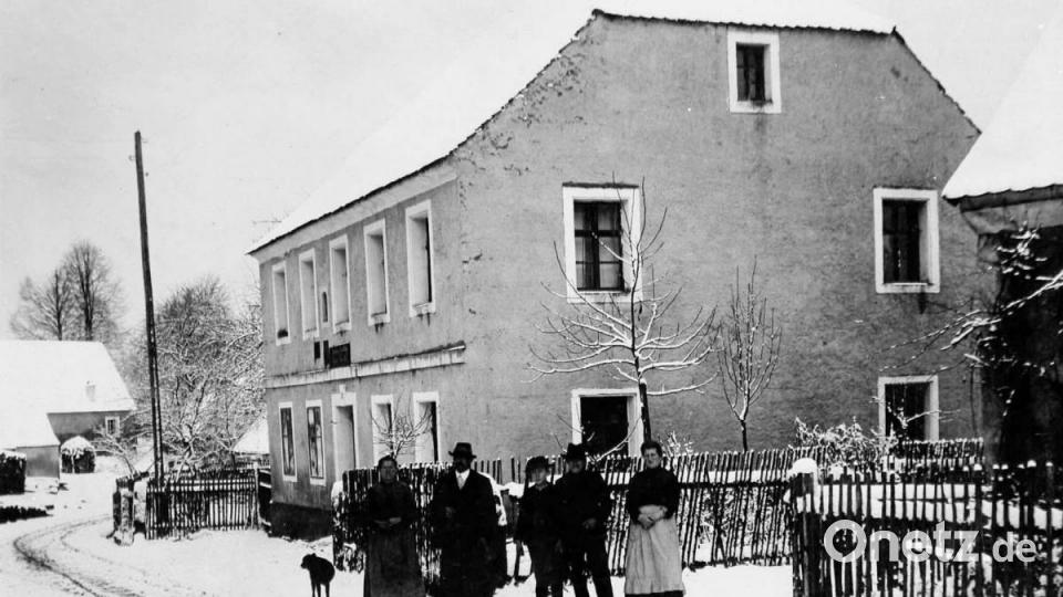 Zugeschneit war 1920 das &quot;Krawandorf&quot;, heute Auerbacher Straße, als sich die Familie Schuller (Gloser) zu einem Familienfoto aufstellte. Repro: ü