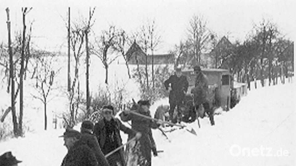 Schneemassen fielen im Februar 1951 vom Himmel. Arbeitslose Männer machten im Auftrag der Gemeinde mit Schaufeln die Straßen wieder einigermaßen frei. Repro: ü
