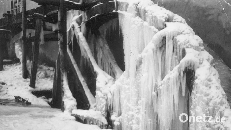 1944 blieb das wasserbetriebene Mühlenrad des &quot;Schlattermüllers&quot; im Eis stecken. Repro: ü