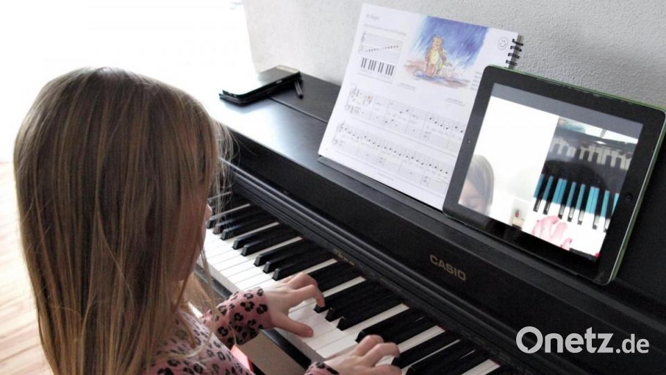 So ähnlich wie &quot;home-schooling&quot; geht auch der Unterricht beim Musikverein &quot;Klingende Töne&quot;. Die Proben finden online statt. Unterschiedlich ist jedoch die Reaktion. Während das &quot;home-schooling&quot; so Manchen Probleme bereitet, ist dies beim Musikunterricht nicht so.


&quot;Für die Kinder ist es selbstverständlich und vielleicht sogar noch besser als sonst&quot;, weiß die Vorsitzende des Musikvereins Lilia Gette. Auch sie selbst sagt: &quot;Es ist super!&quot; Ich unterrichte per Skype und mit &quot;Whats Up&quot;. Bei Skype gibt es nicht nur Einzelunterricht, sondern beispielsweise mit vier Kindern gleichzeitig. Auch die Musikalischen Früherziehung wird online durchgeführt.


&quot;Der Online-Unterricht ist genauso schön, wie im Probenraum der Schule&quot;, findet Maja Jakimenko. Die Siebenjährige lernt Klavier bei Lilia Gette. &quot;Es macht mir nichts aus, wenn das Wetter schlecht ist, da ich ja von daheim aus per &#039;whats up&#039; lerne&quot;, so Maja. Ihr Bruder Paul erhält Gitarrenunterricht von Robert Hösl. Der 13-jährige sieht das ein wenig differenzierter: &quot;Der Online-Unterricht ist eine Alternative. Aber wenn ich nicht extra hingehen muss, spare ich mir Zeit und kann mit meinem Freund mehr unternehmen.&quot;


&quot;Online-Unterricht&quot; ist gut; aber es wäre natürlich schön, wenn alles wieder wie früher im Probenraum der Schule wäre. Dort hätten wir auch unsere Jahreshauptversammlung im November abhalten wollen. Da dies nicht möglich war, wurde sie schon auf Januar 2021 verschoben. Auch das war wegen des Lockdowns nicht durchführbar, wird aber nachgeholt&quot;, verspricht Gette. Außerdem wollen wir auch unser 30-jähriges Jubiläum nachfeiern, wenn &quot;Corona&quot; es zulässt. 


Anmeldungen zum Musikunterricht können aber jederzeit bei Lilia Gette unter: 0961/24632 oder unter: 0175-2132191 sowie bei der zweiten Vorsitzenden Tatjana Walter unter:
0151-28107081 entgegen genommen werden.















Maja Jakimenko Bild: rgr