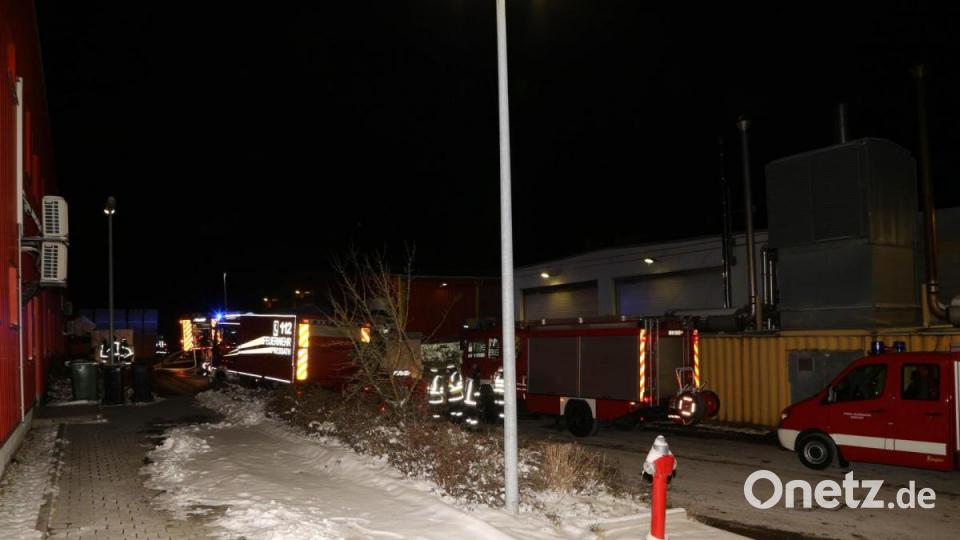 Die Feuerwehr ist mit einem massivem Aufgebot am Einsatzort im Industriegebiet Döllnitz. Bild: rw