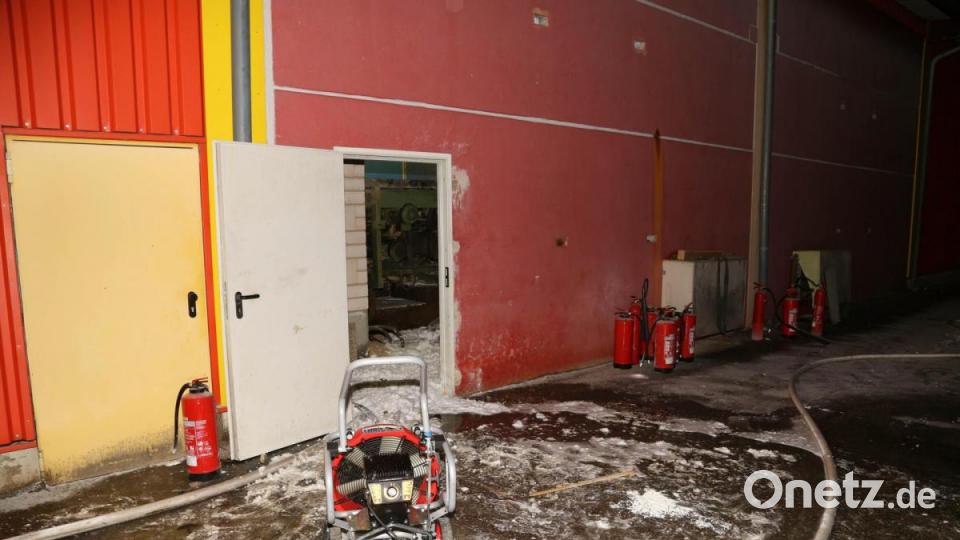 Mit einem Lüfter bläst die Feuerwehr den Rauch aus der Halle, in der die Industrie-Hobelmaschine brannte. Bild: rw
