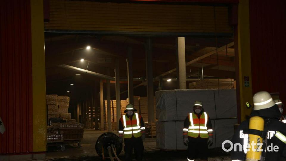 Mit einem starken Lüfter bläst die Feuerwehr den Rauch aus den Hallen, der beim Brand einer Hobelmaschine entstanden war. Bild: rw