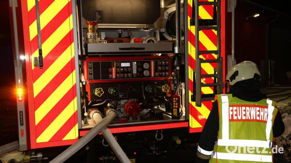 Die Feuerwehr bekämpft den Brand einer Hobelmaschine in einem holzverarbeitendem Werk im Pressather Industriegebiet Döllnitz. Bild: rw