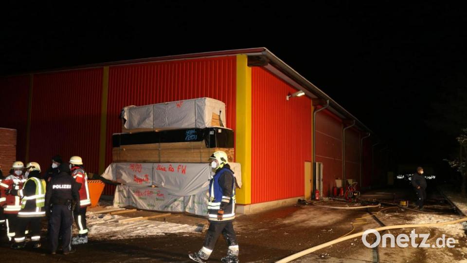 In einem holzverarbeitendem Betrieb im Pressather Industriegebiet Döllnitz brennt es. Bild: rw