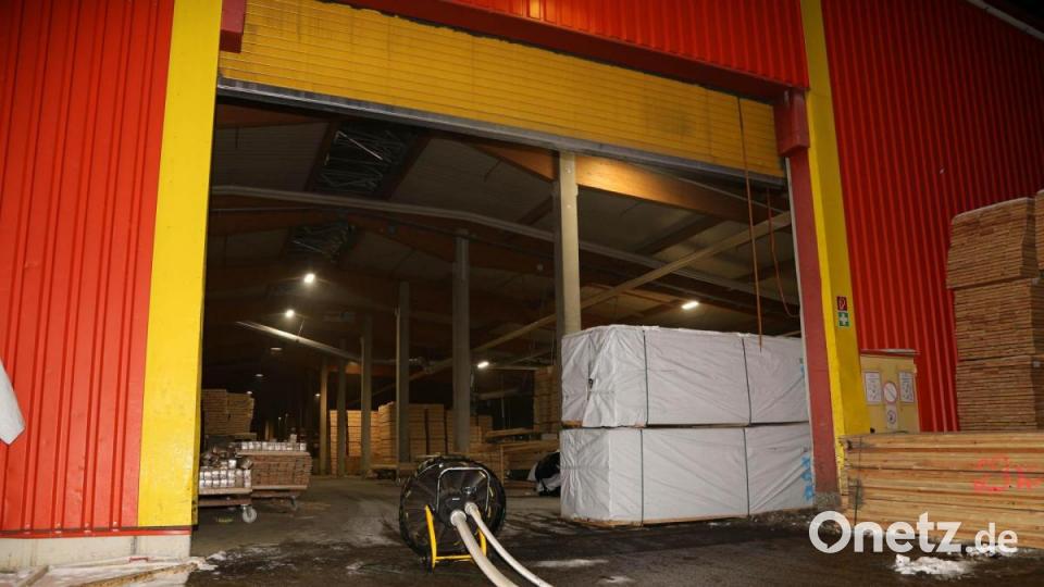 Mit einem starken Lüfter bläst die Feuerwehr den Rauch aus den Hallen, der beim Brand einer Hobelmaschine entstanden war. Bild: rw