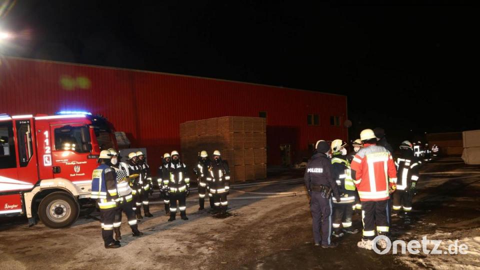 Einsatzbesprechung beim Brand einer Hobelmaschine in einem holzverarbeitendem Werk im Pressather Industriegebiet Döllnitz. Bild: rw