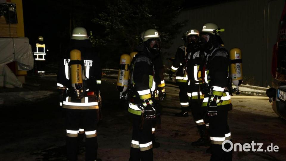 Atemschutzgeräteträge warten auf ihren Einsatz. Bild: rw