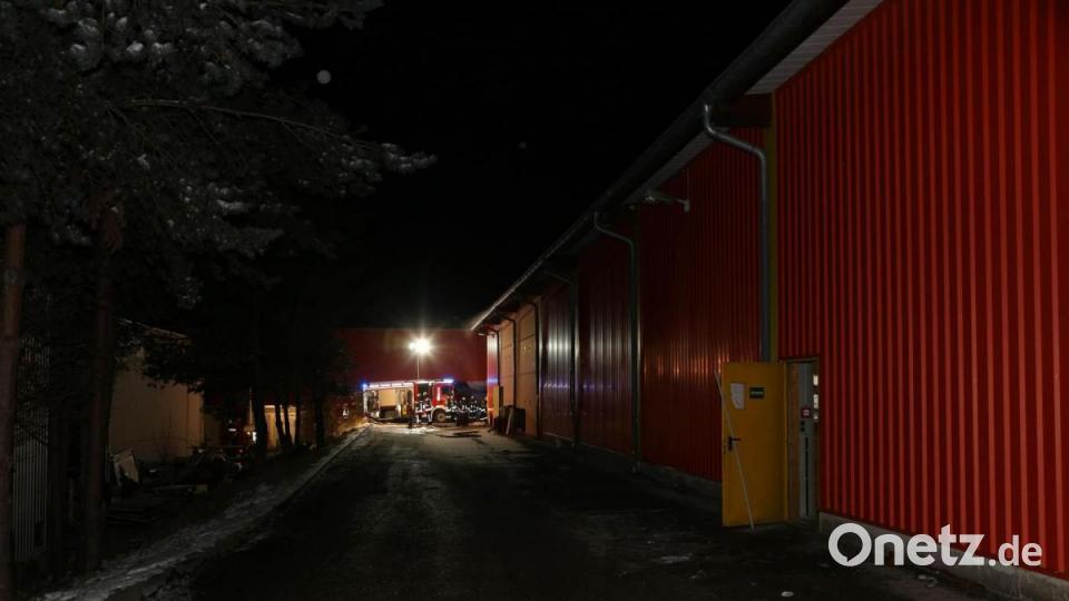 Die Feuerwehr bekämpft den Brand einer Hobelmaschine in einem holzverarbeitendem Werk im Pressather Industriegebiet Döllnitz. Bild: rw