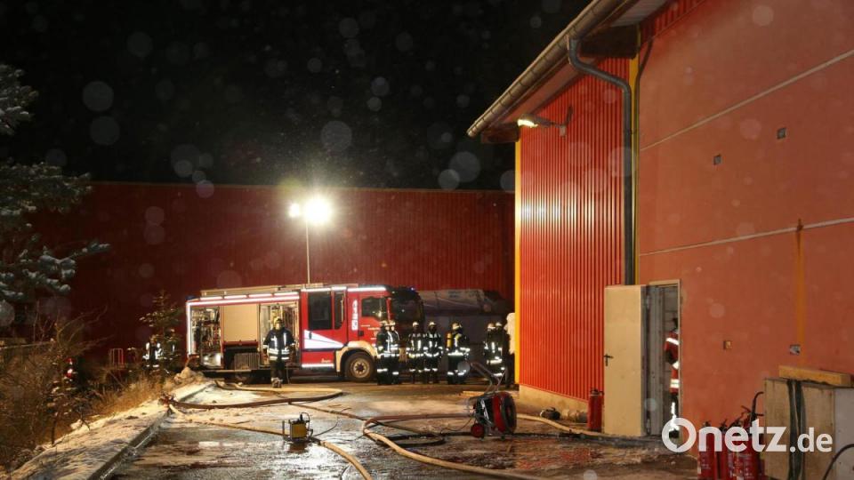 Die Feuerwehr bekämpft den Brand einer Hobelmaschine in einem holzverarbeitendem Werk im Pressather Industriegebiet Döllnitz. Bild: rw