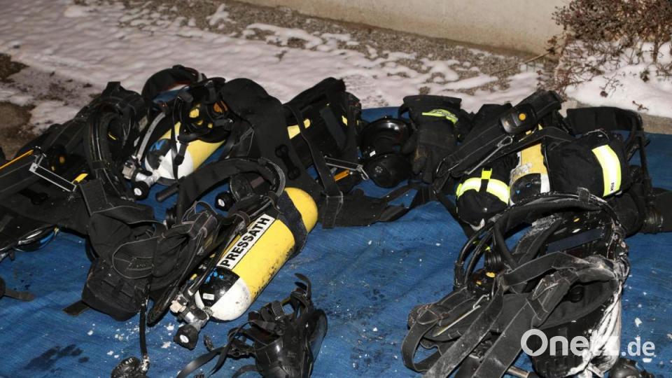 Bei der Bekämpfung des Brandes der Hobelmaschine kommen Atemschutzgeräte zum Einsatz. Bild: rw