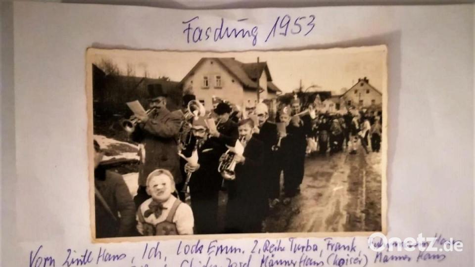 Konrad Wifling hat seine Erlebnisse bei tollen Faschingstagen und großen Umzügen im Fotoalbum archiviert. Gern schaut er immer wieder rein und freut sich über die Erinnerungen. Bild: ubb