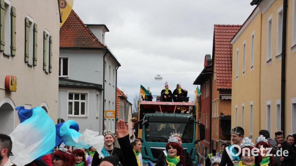 Anmarsch des Faschingszuges vom Sattlersberg her, mit dabei das Prinzenpaar. Bild: kro