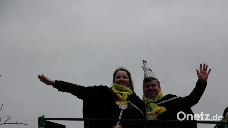 Das Tirschenreuther Prinzenpaar strahlte auf dem Faschingswagen der Tursiana. Bild: kro