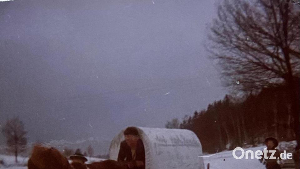 Kappl-Wirt Konrad Rosner ist auf diesem Foto mit dem Pony Maxl zum Faschingszug unterwegs. Eisige Winter waren früher die Regel. Das aber konnte en Spaß am Faschingszug in Münchenreuth keineswegs trüben. Archivbild: Schlüsselclub Münchenreuth/exb