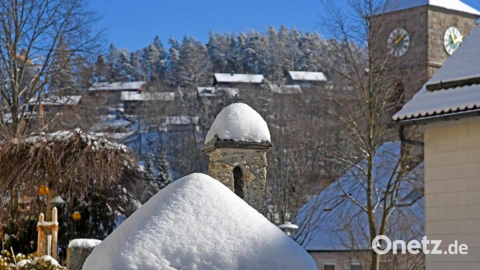 Der Frost hält die nördliche Oberpfalz wie hier in Flossenbürg in seinen eisigen Armen. Obwohl der Schnee nicht wegschmilzt und Bibbern angesagt ist, ist das Thermometer in früheren Jahren auch noch um einige Grade tiefer gefallen. Bild: Gabi Schönberger