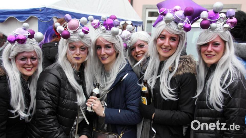 Sechs Glamour-Girls beim Faschingsumzug. Bild: kro