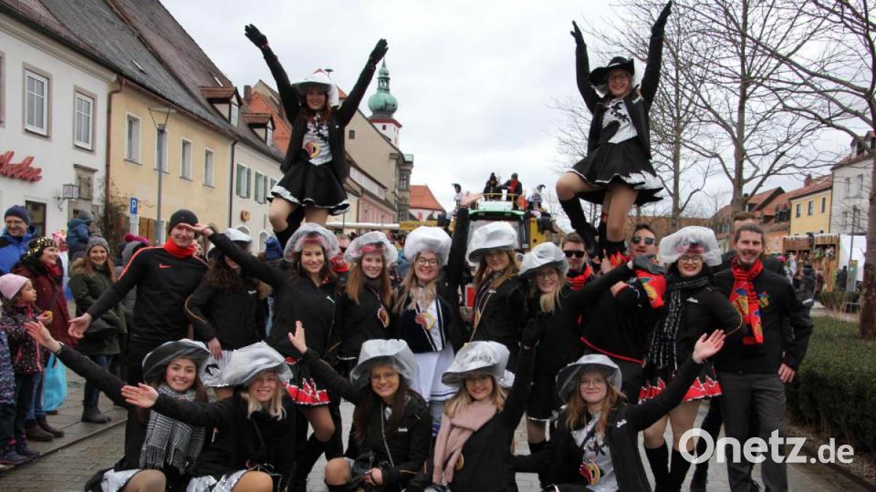 Die Mähringer Prinzengarde ließ sich vom böigen Wind nicht daran hindern, ihre Hebefiguren zu präsentieren. Bild: kro