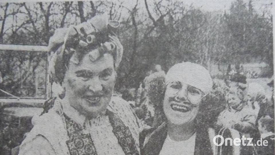 Margarete Fuhrmann, ebenfalls Mitgründerin und Pionierin des Faschingszugs, war oftmals auf Bildern in NT-Zeitungsberichten zu sehen, wie hier im Jahr 1992. Archivbild: Schlüsselclub Münchenreuth/exb