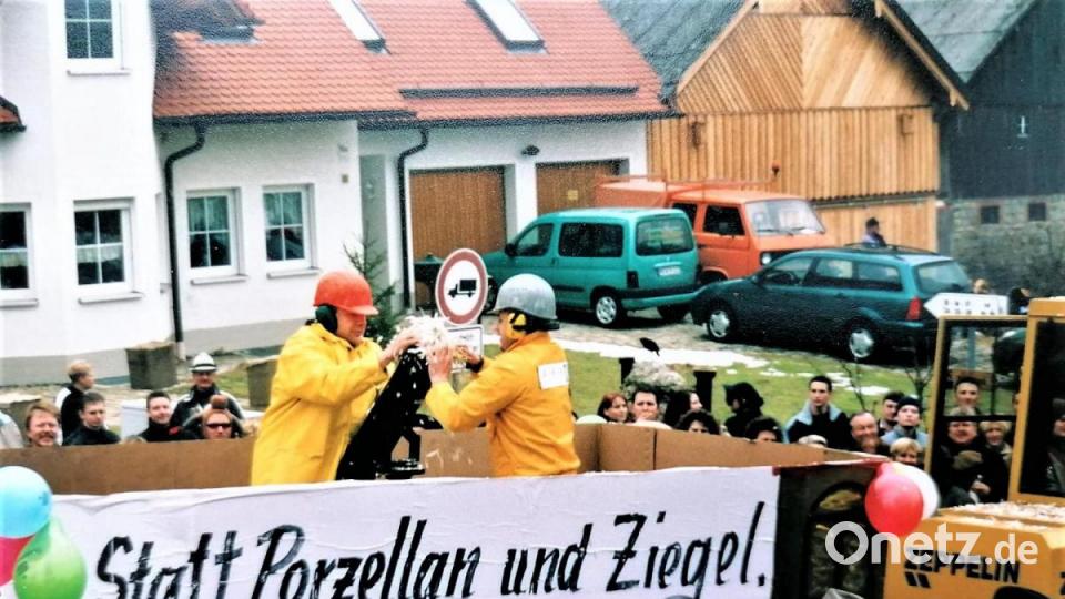 Die Konfettikanone, die Konrad Männer gebaut hat, tat über Jahre hinweg treu ihre Dienste. Hier wird sie einsatzbereit gemacht auf einem der Faschingswagen im Jahr 2003. Archivbild: Schlüsselclub Münchenreuth/exb